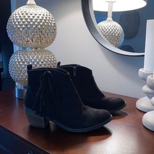 Girls size 3 suede fringed booties, like new